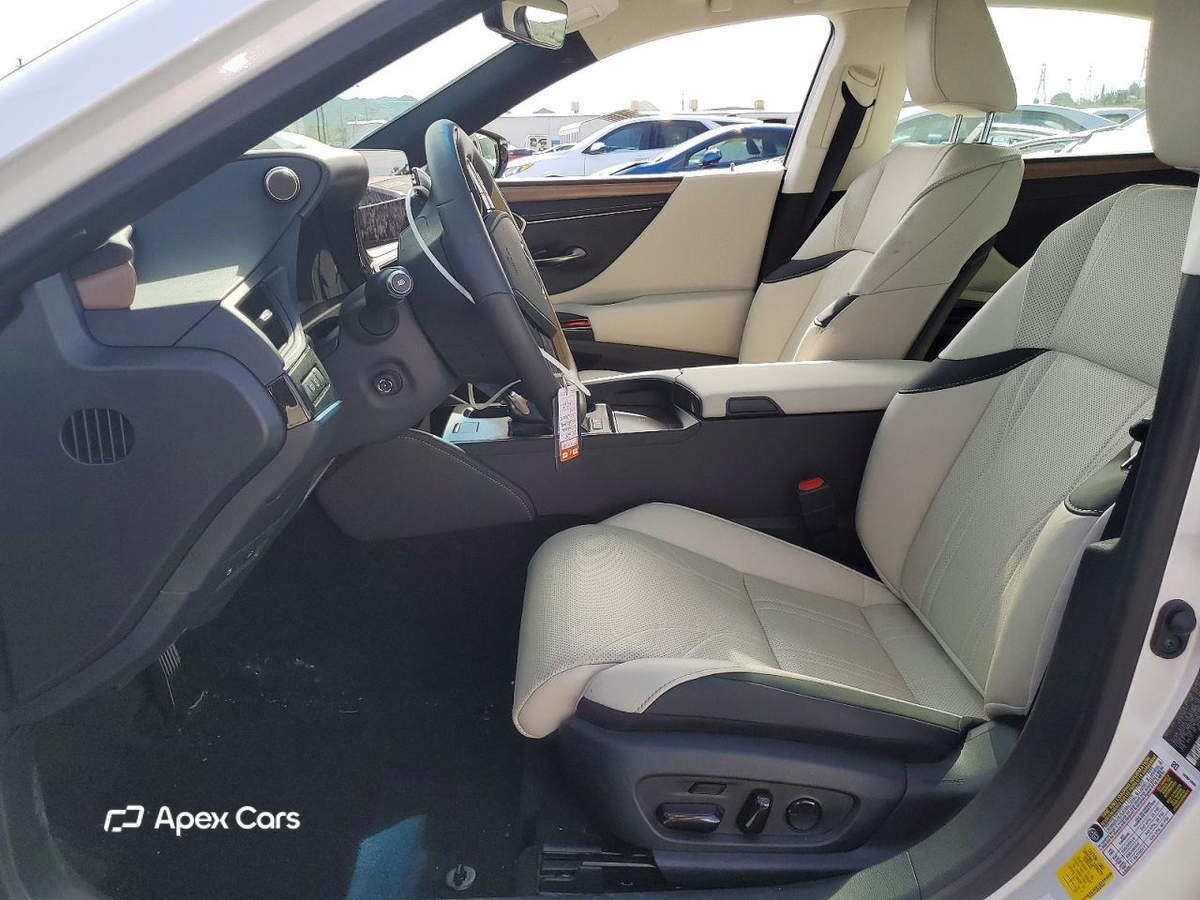 Lexus ES 2025