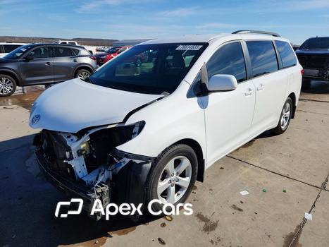 Toyota Sienna 2015 - Image 1 of 14