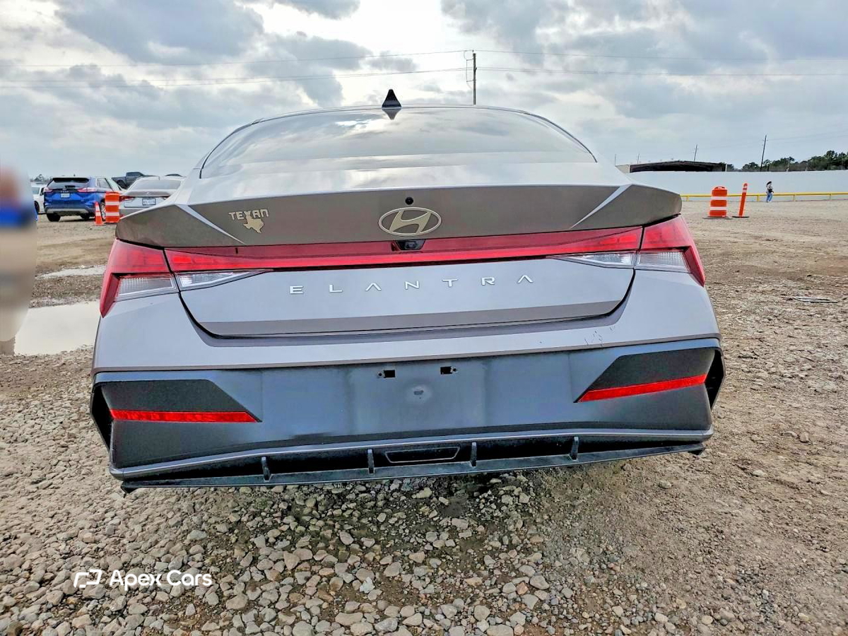 Hyundai Elantra 2024