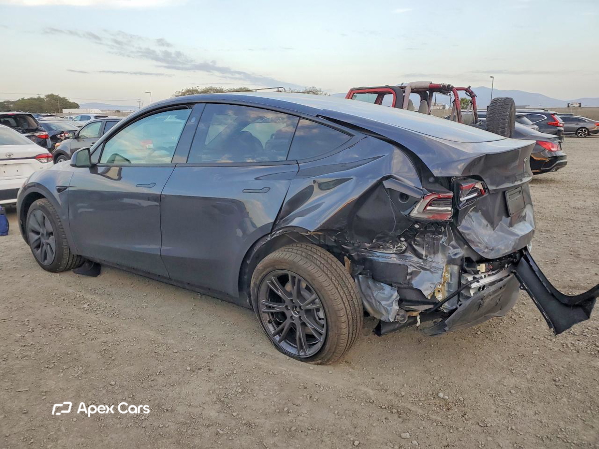 Tesla Model Y 2025