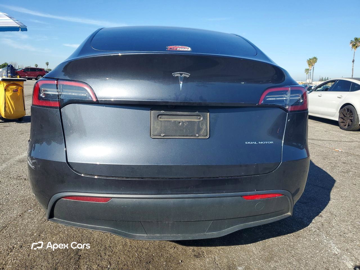 Tesla Model Y 2024