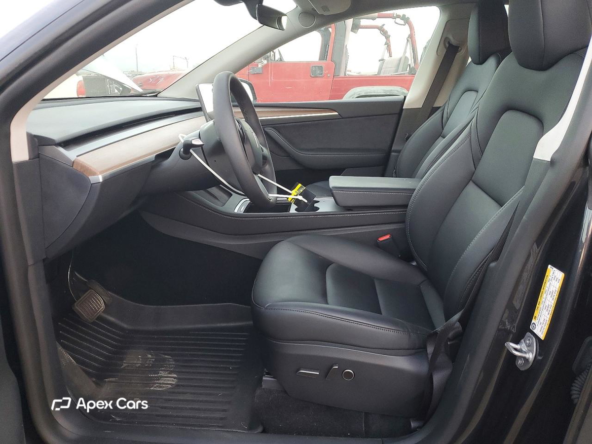 Tesla Model Y 2025