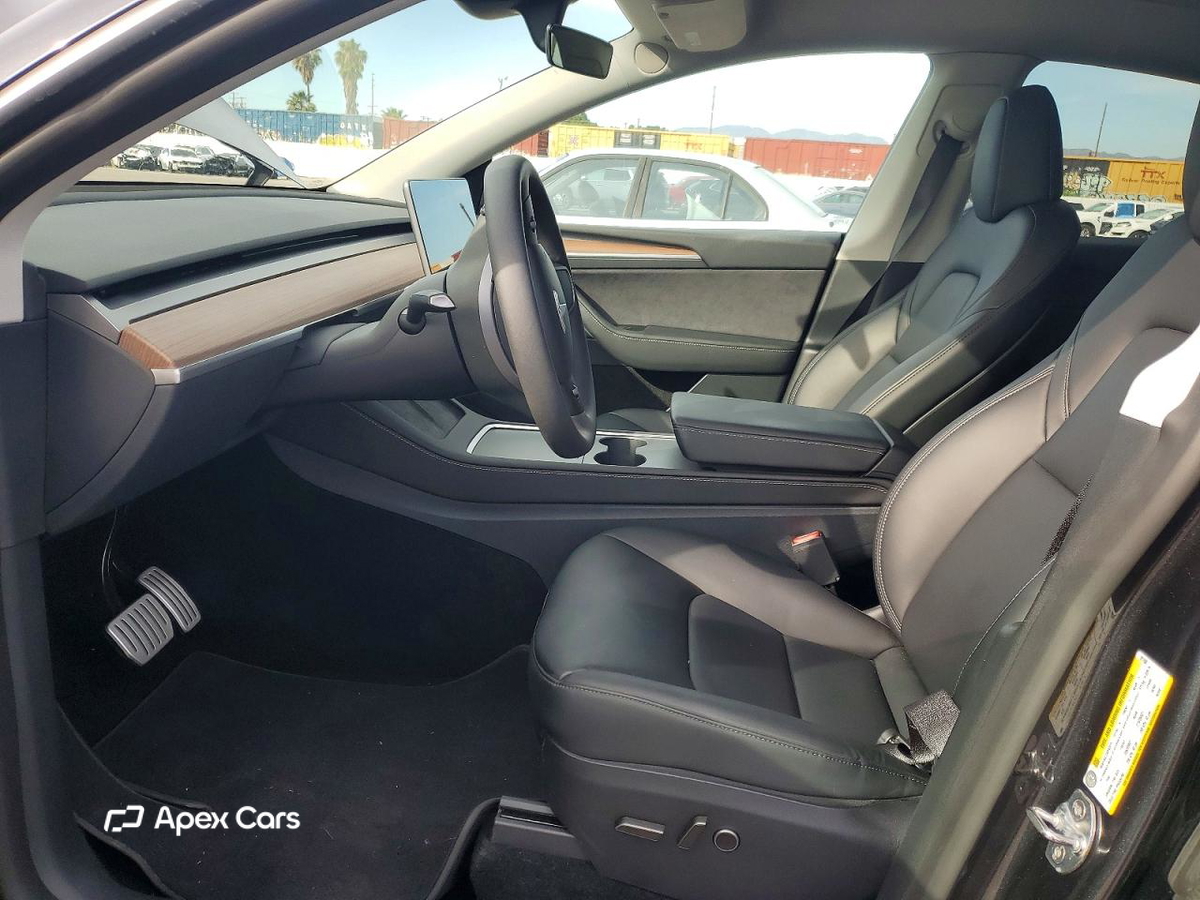 Tesla Model Y 2025