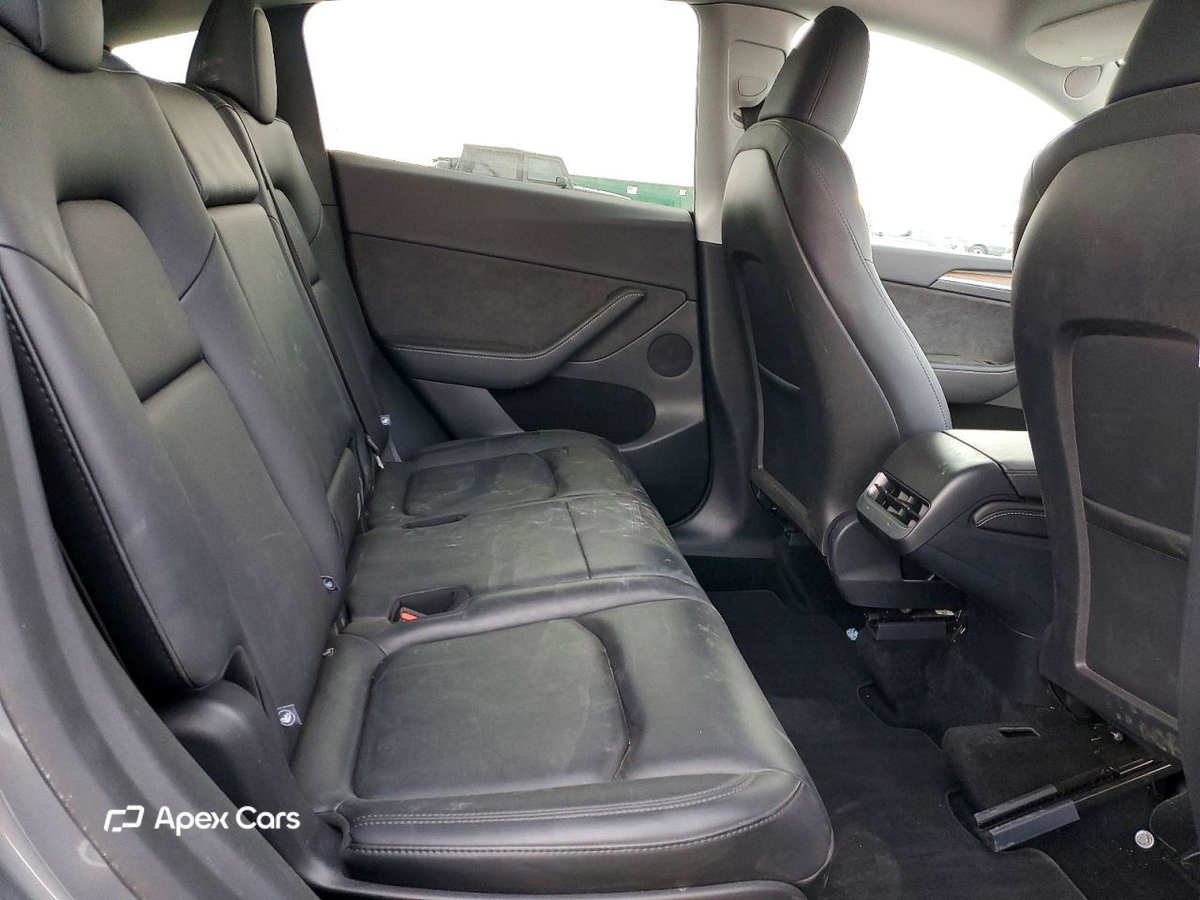 Tesla Model Y 2025