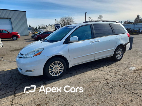Toyota Sienna 2010 - Image 1 of 12