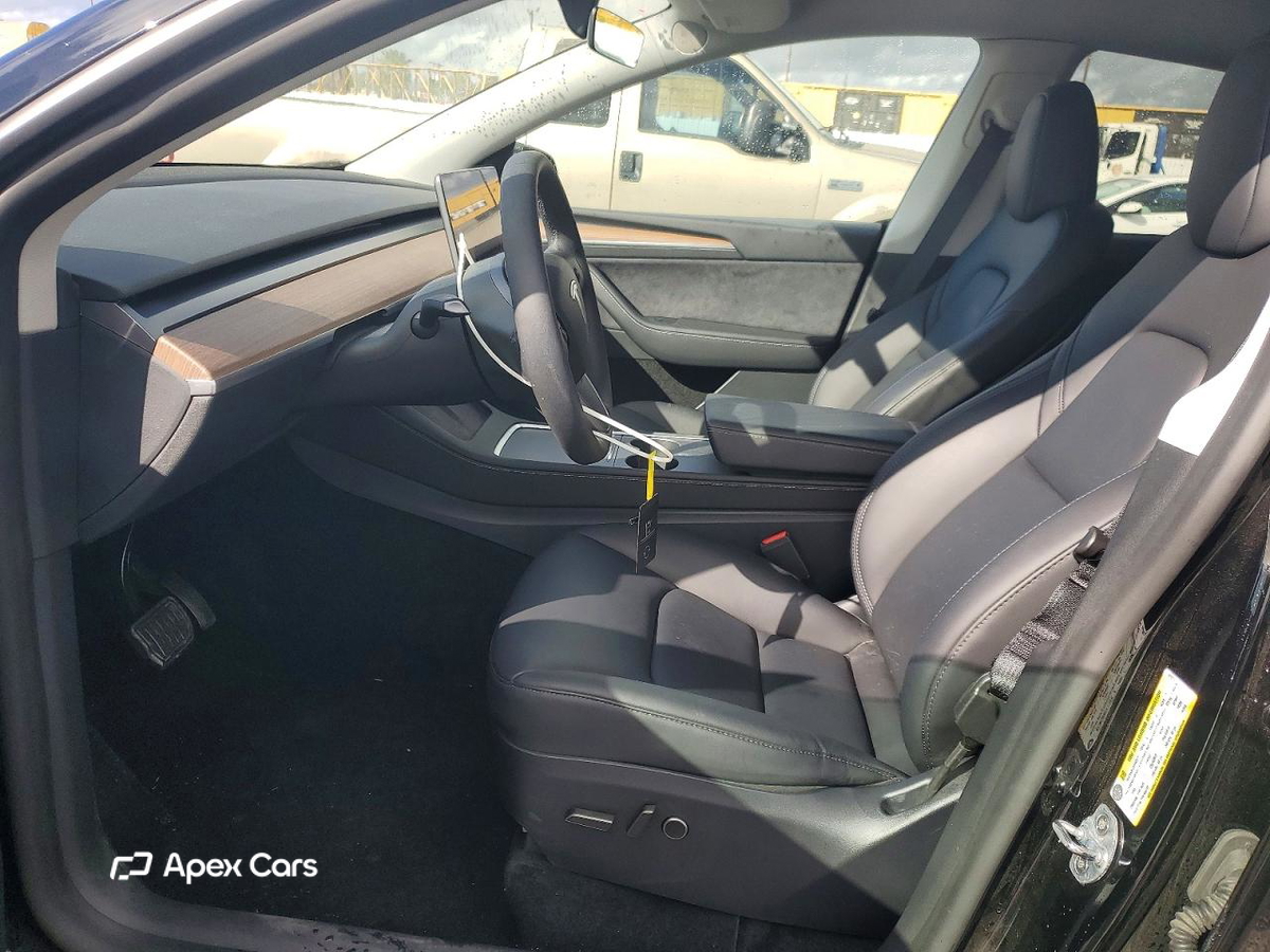 Tesla Model Y 2025