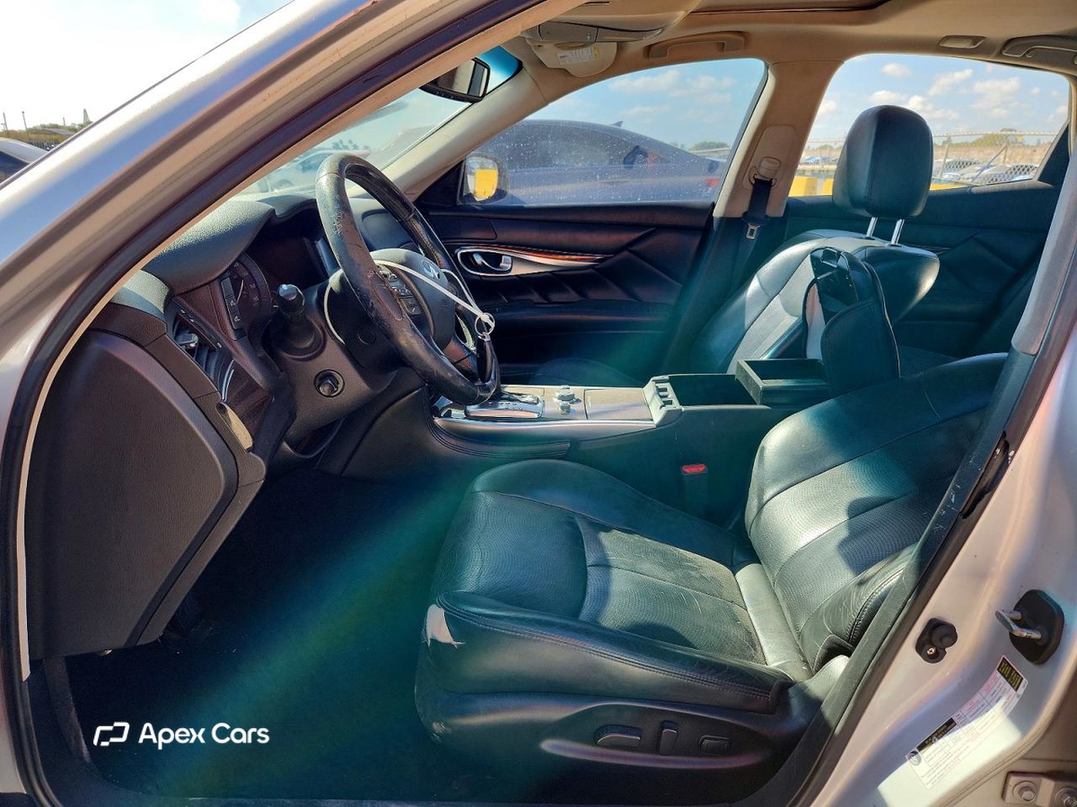 Infiniti M 2011