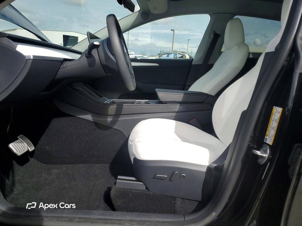 Tesla Model Y 2025