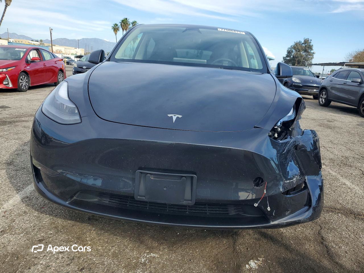 Tesla Model Y 2025