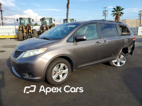 Toyota Sienna 2013 - Image 1 of 5