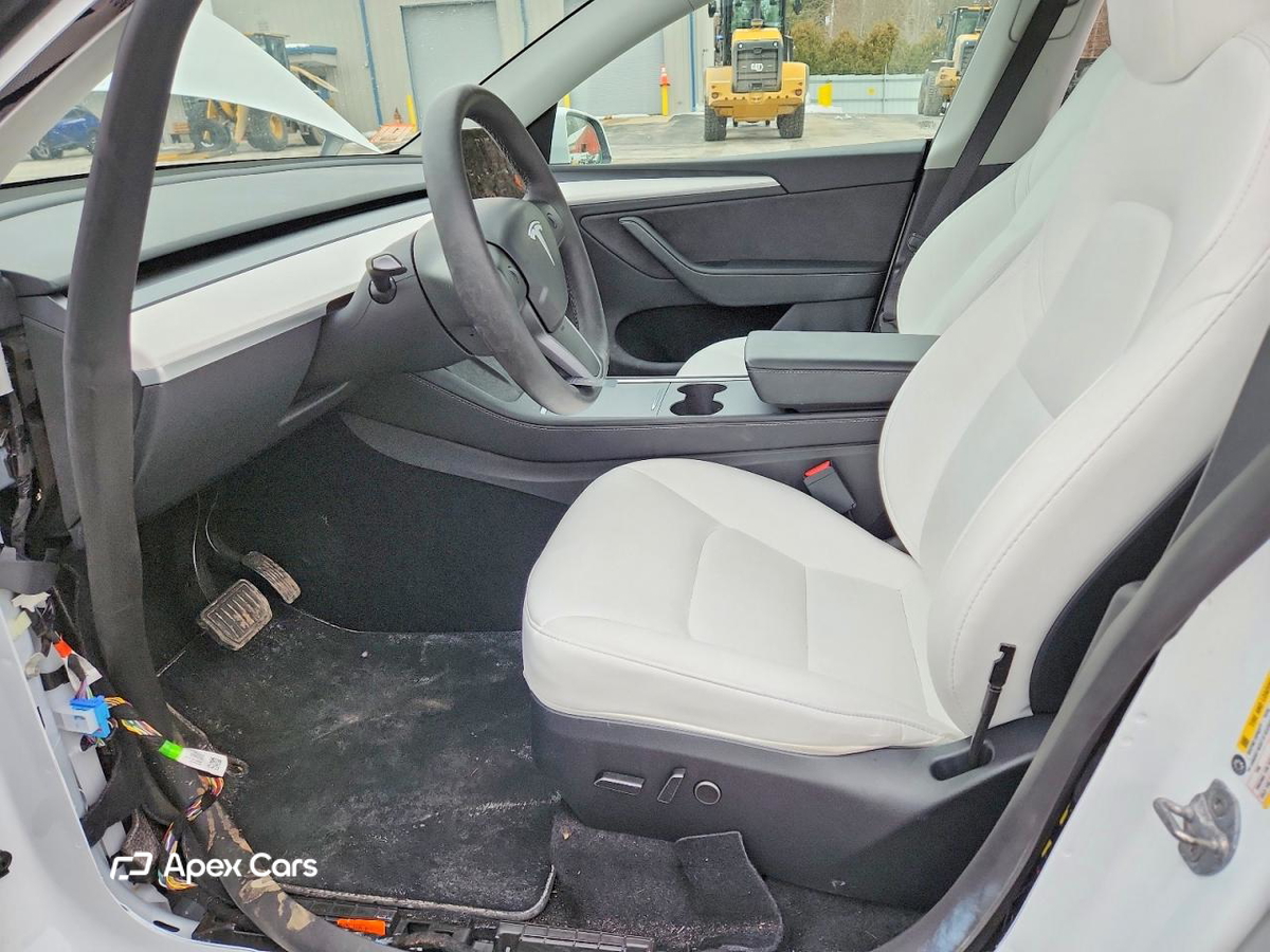Tesla Model Y 2025