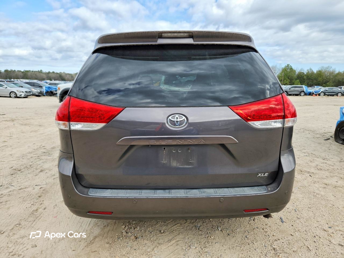 Toyota Sienna 2011