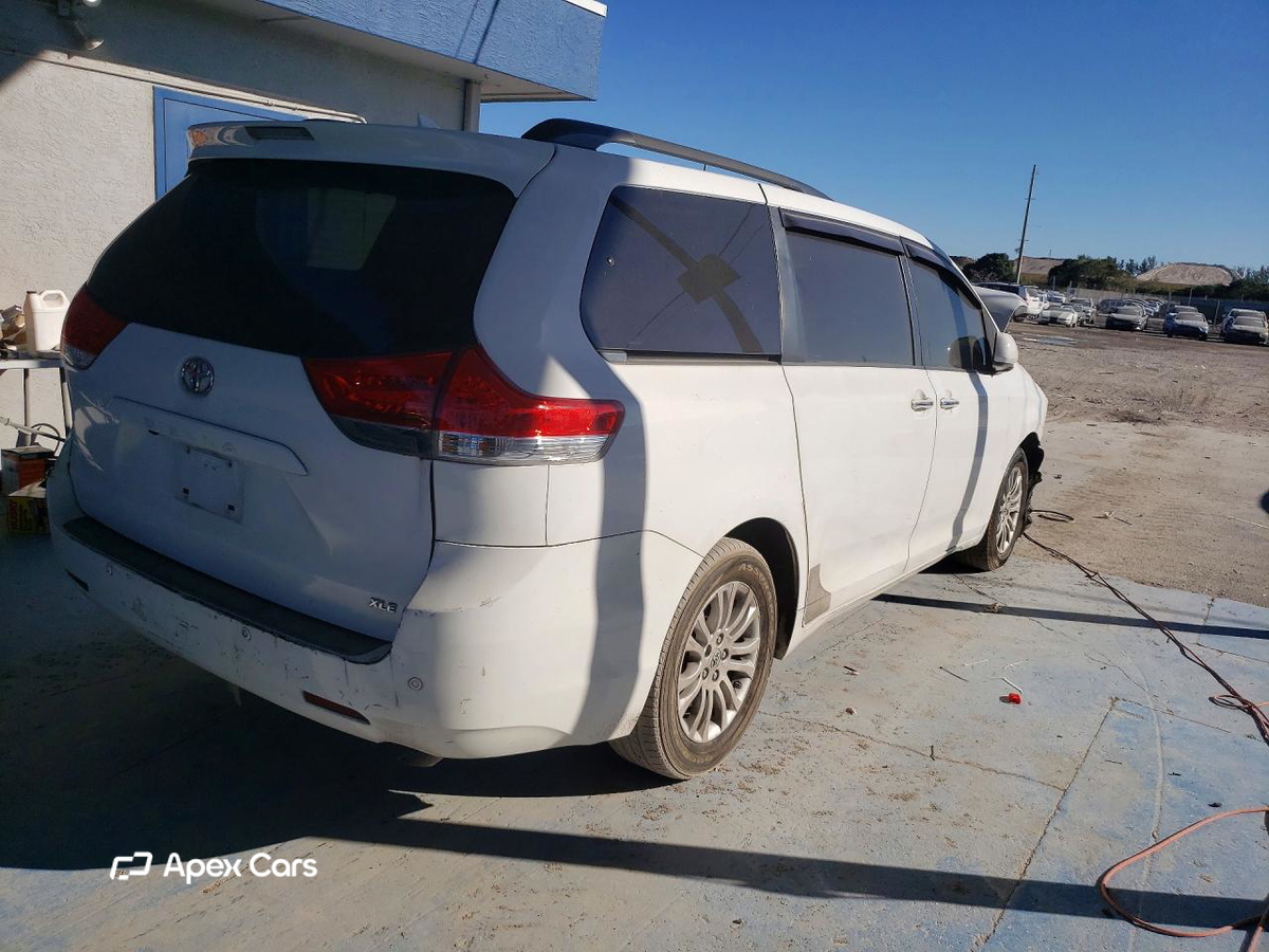 Toyota Sienna 2011