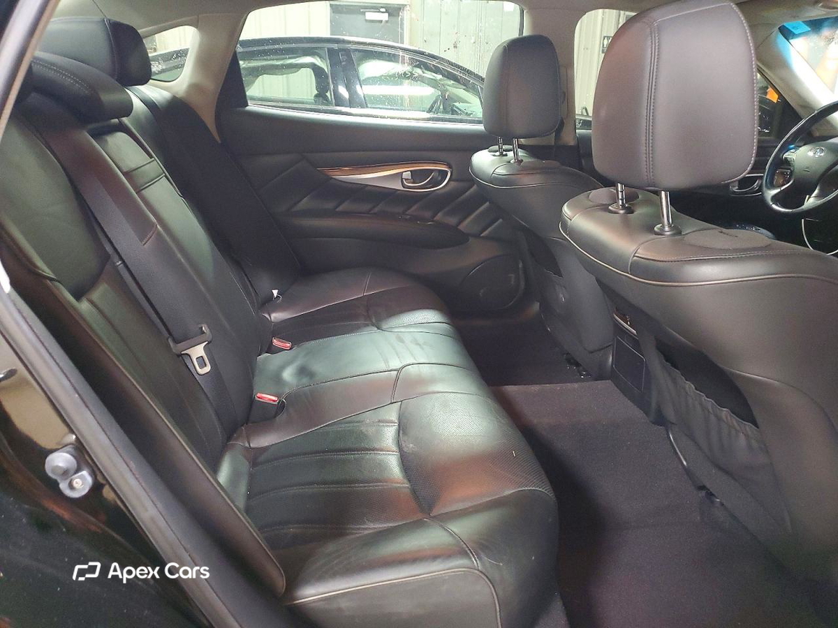 Infiniti Q70 2015