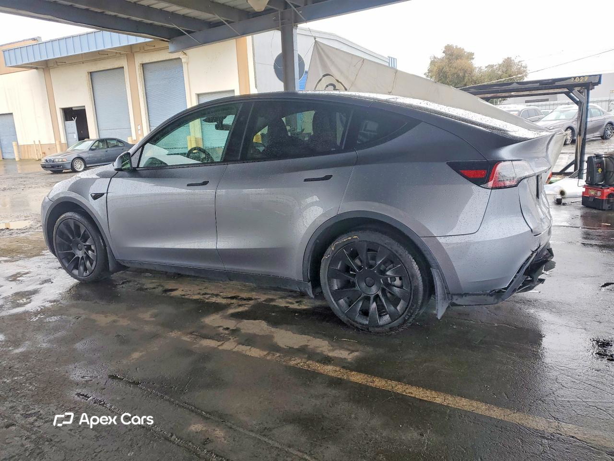 Tesla Model Y 2025