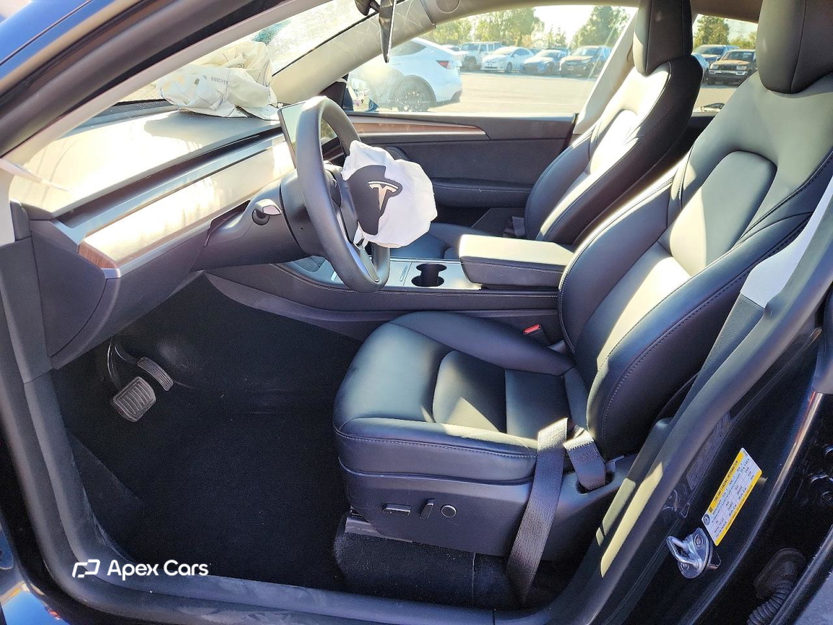Tesla Model Y 2025