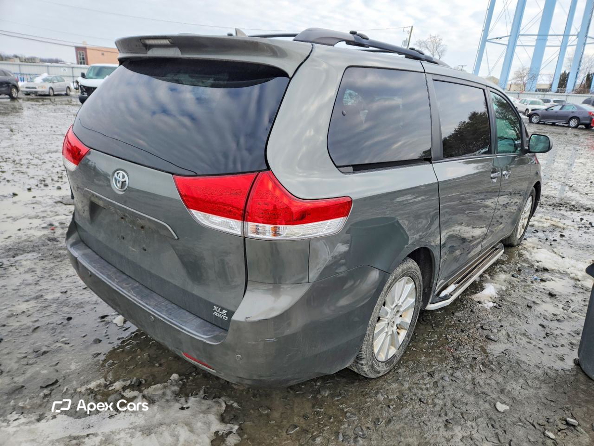 Toyota Sienna 2011