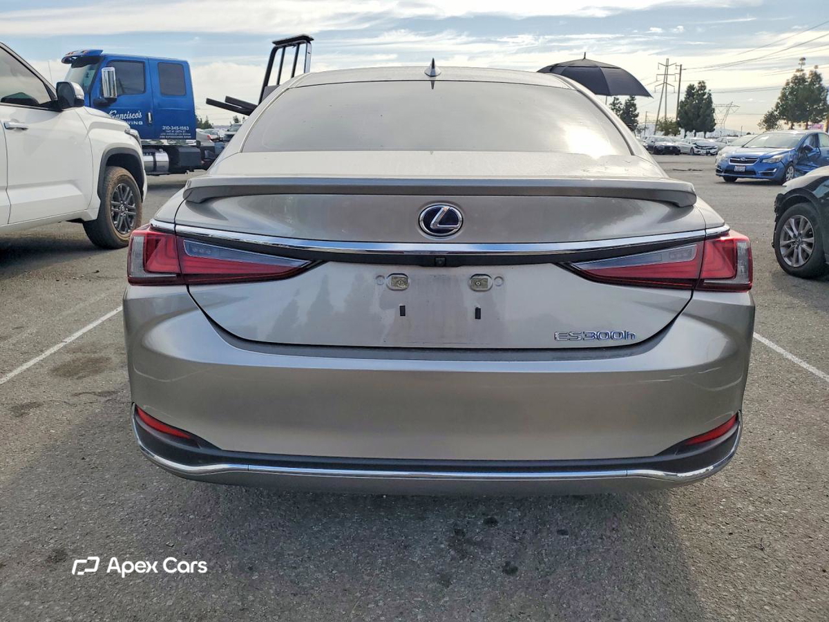 Lexus ES 2020