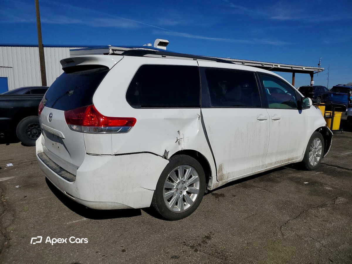 Toyota Sienna 2011