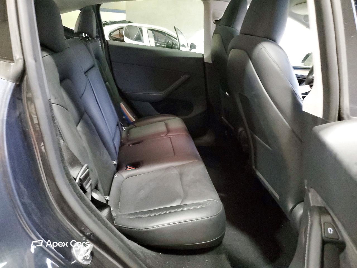 Tesla Model Y 2025