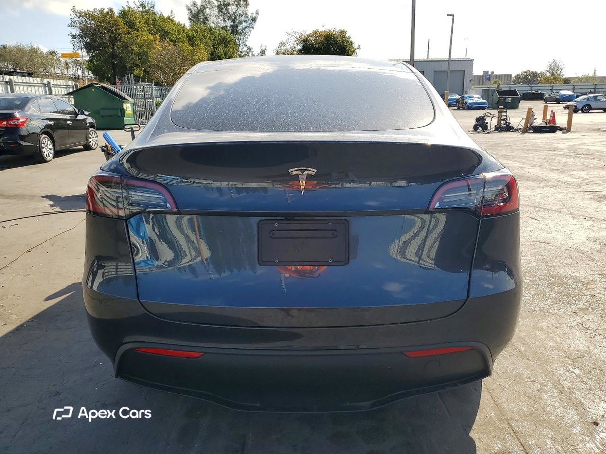 Tesla Model Y 2024