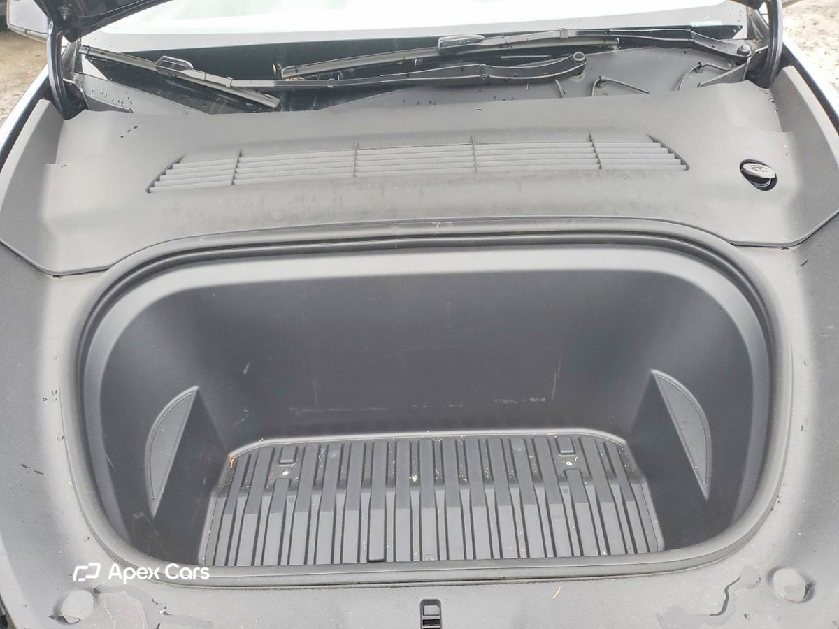 Tesla Model Y 2025
