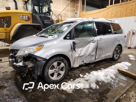 Toyota Sienna 2015 - Image 1 of 14