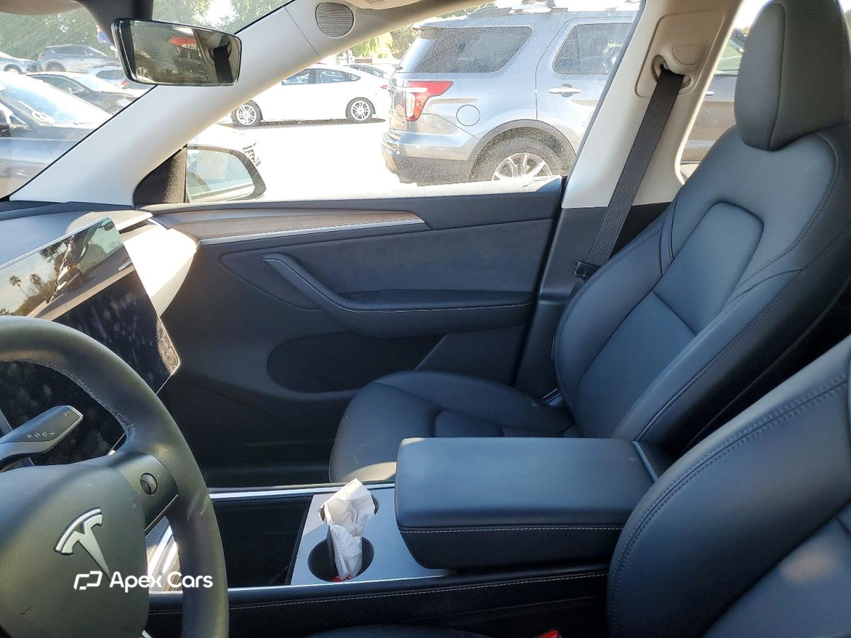 Tesla Model Y 2024