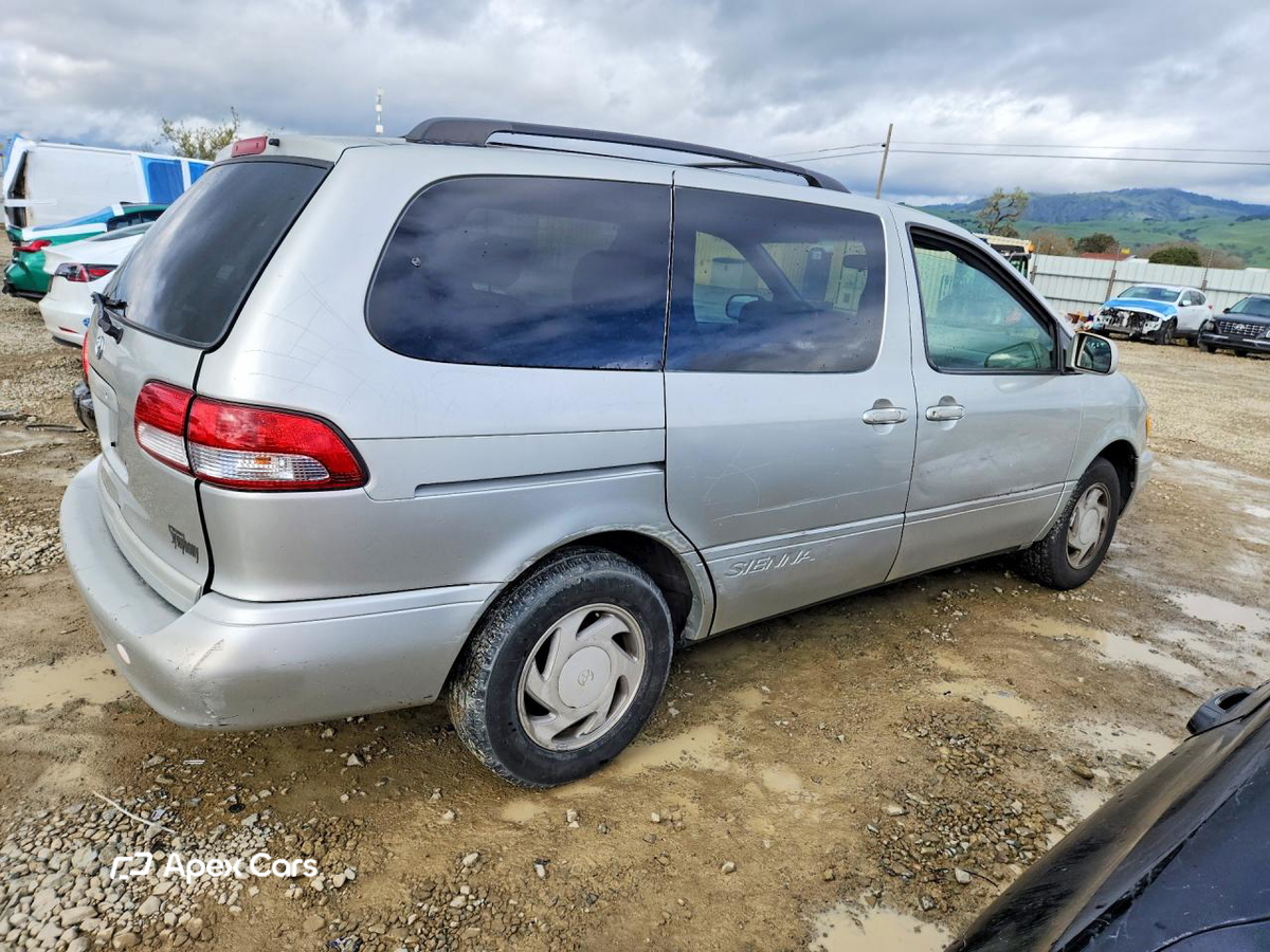 Toyota Sienna 2003