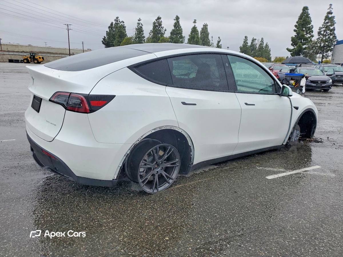 Tesla Model Y 2025