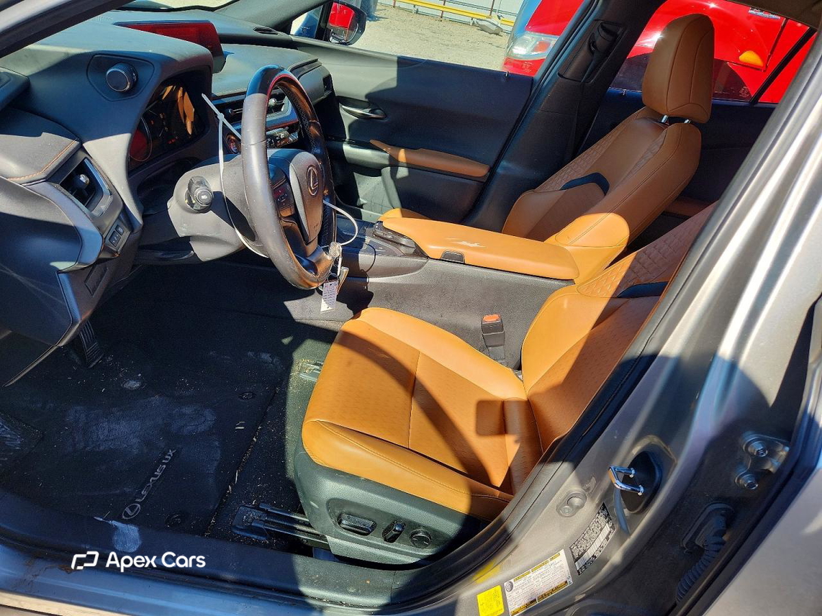Lexus UX 2021