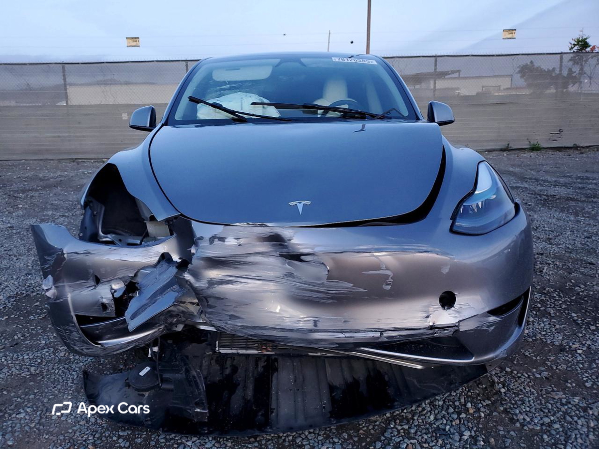 Tesla Model Y 2025