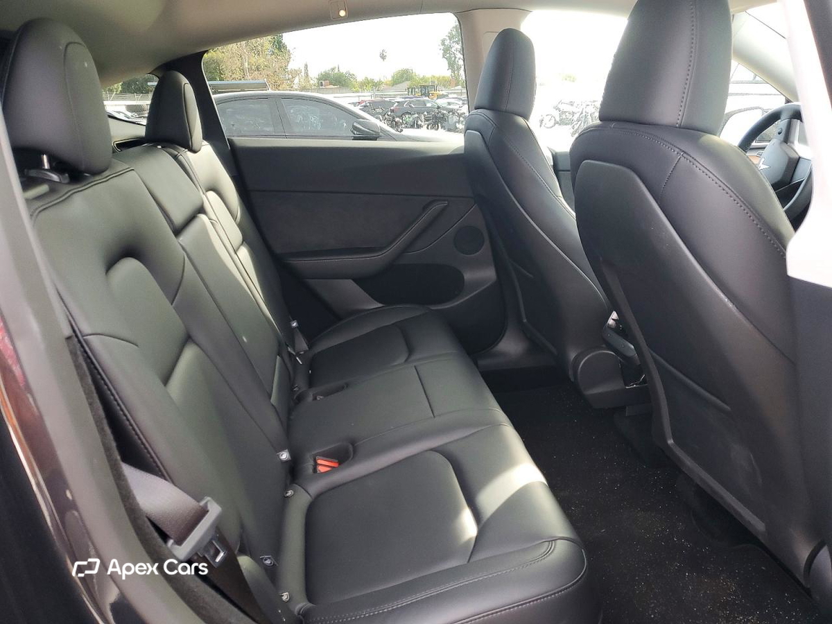 Tesla Model Y 2025