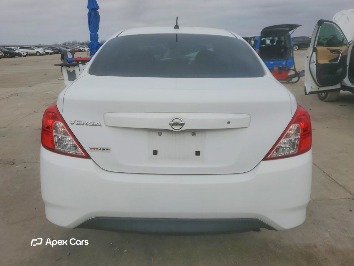Nissan Versa 2015