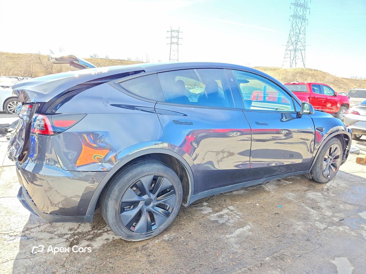 Tesla Model Y 2025
