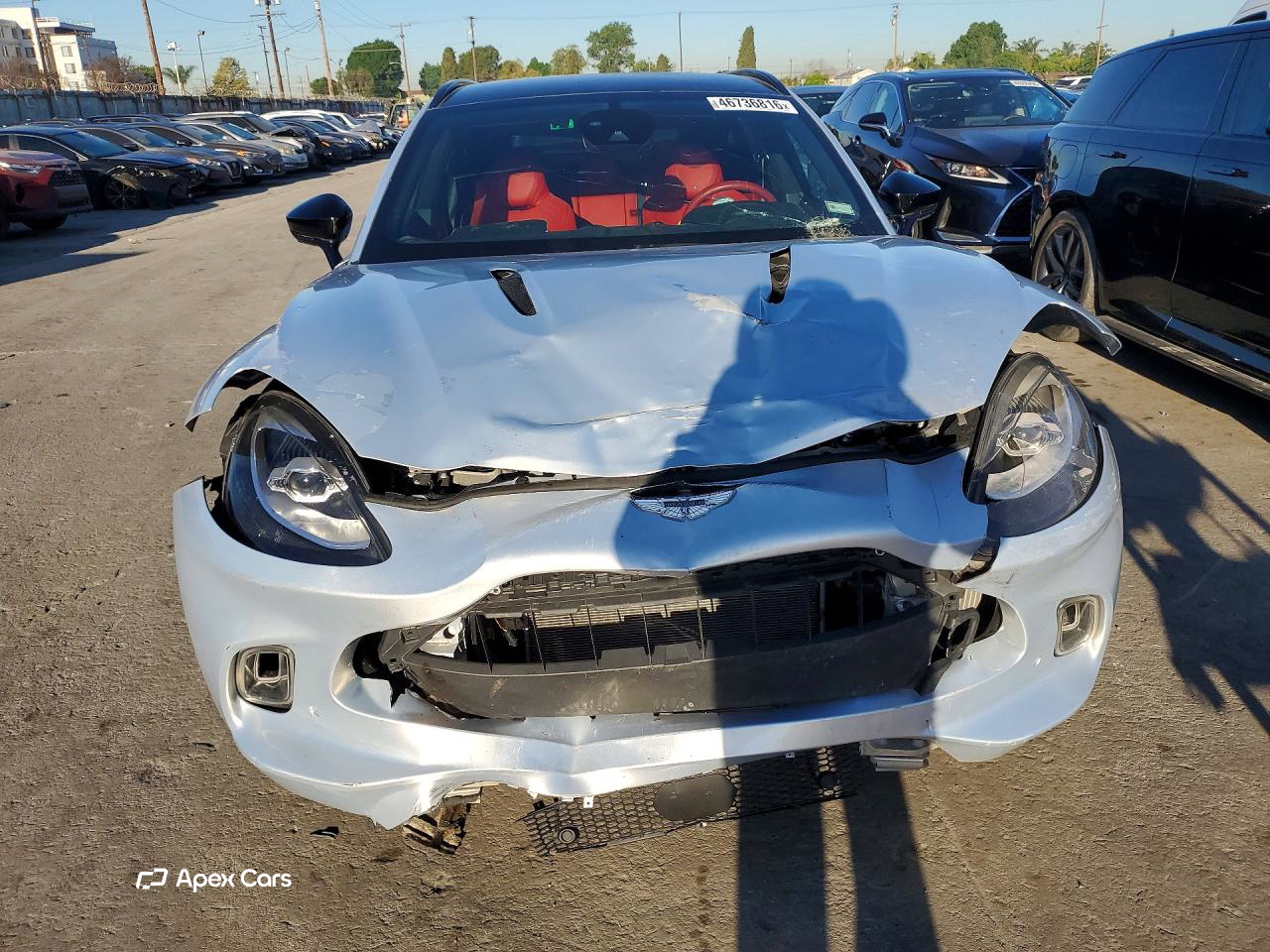 Aston Martin DBX 2021