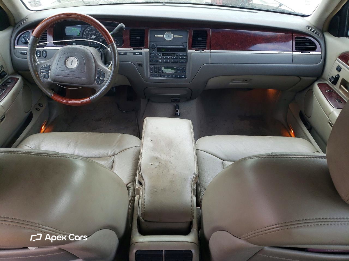 Town Car 2004