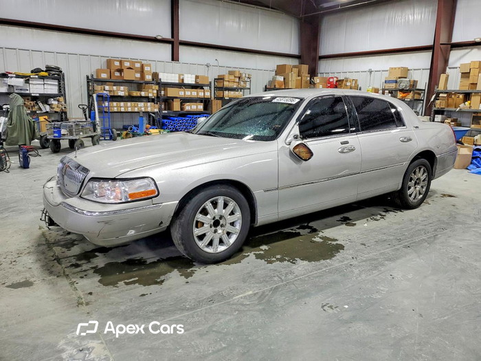 2010 Lincoln Town Car - Image 1 of 5