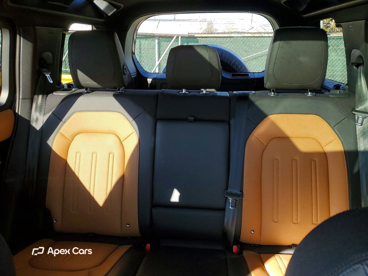 Land Rover Defender 2024