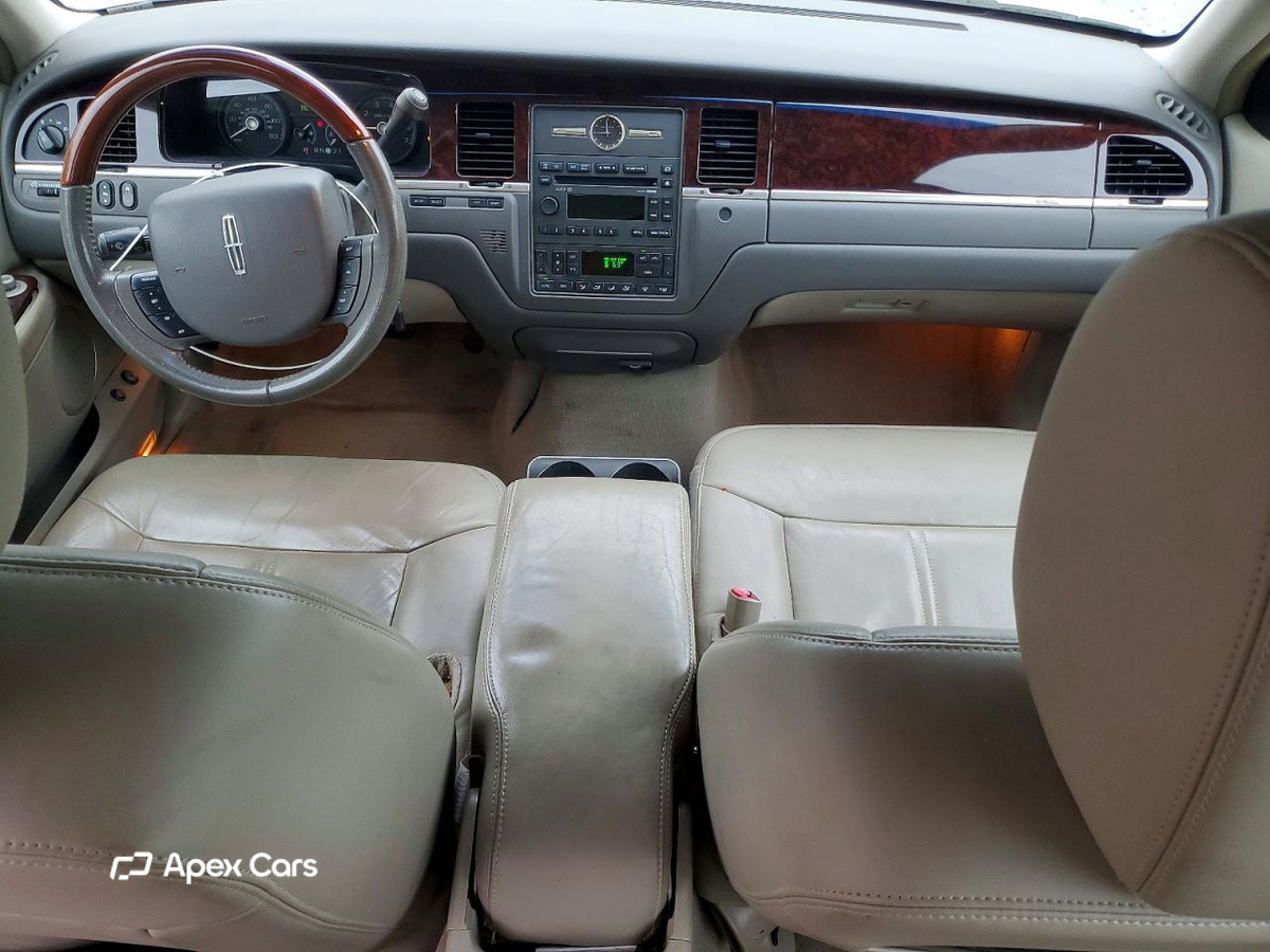 Lincoln Town Car 2011
