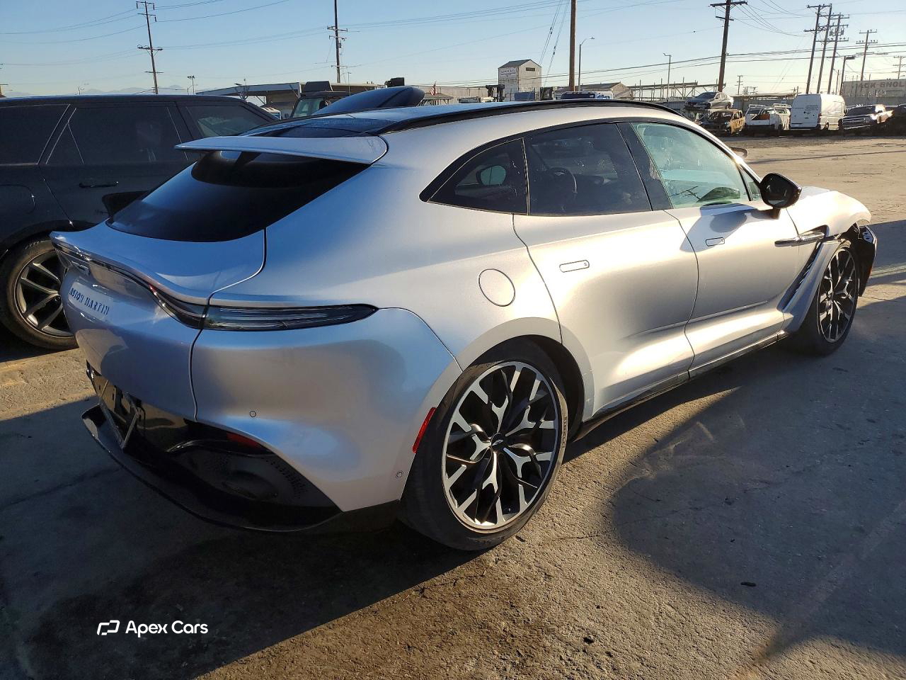 Aston Martin DBX 2021