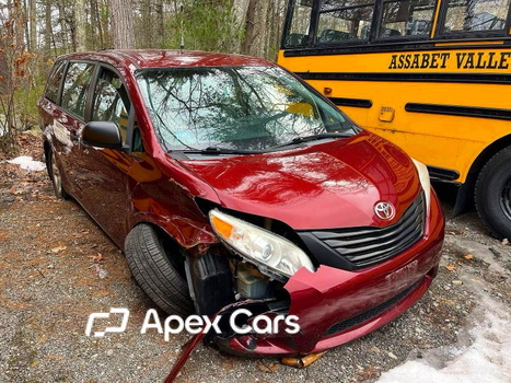 Toyota Sienna 2015 - Image 1 of 10
