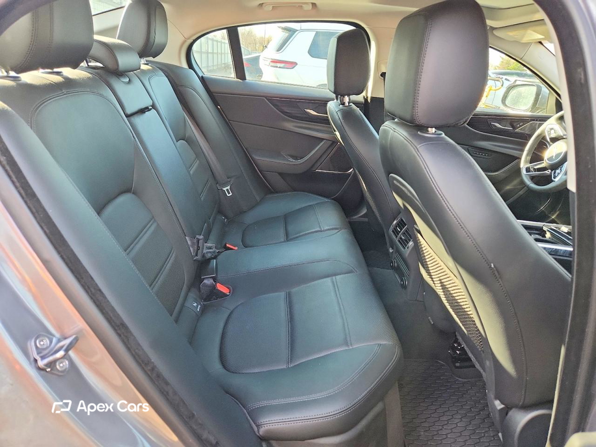 Jaguar XE 2020