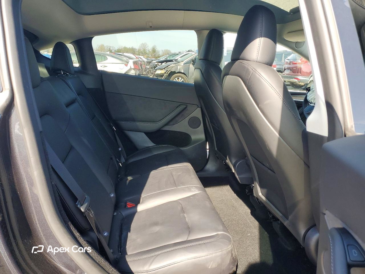 Tesla Model Y 2025