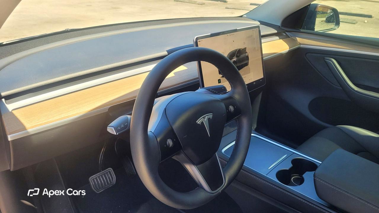 Tesla Model Y 2025