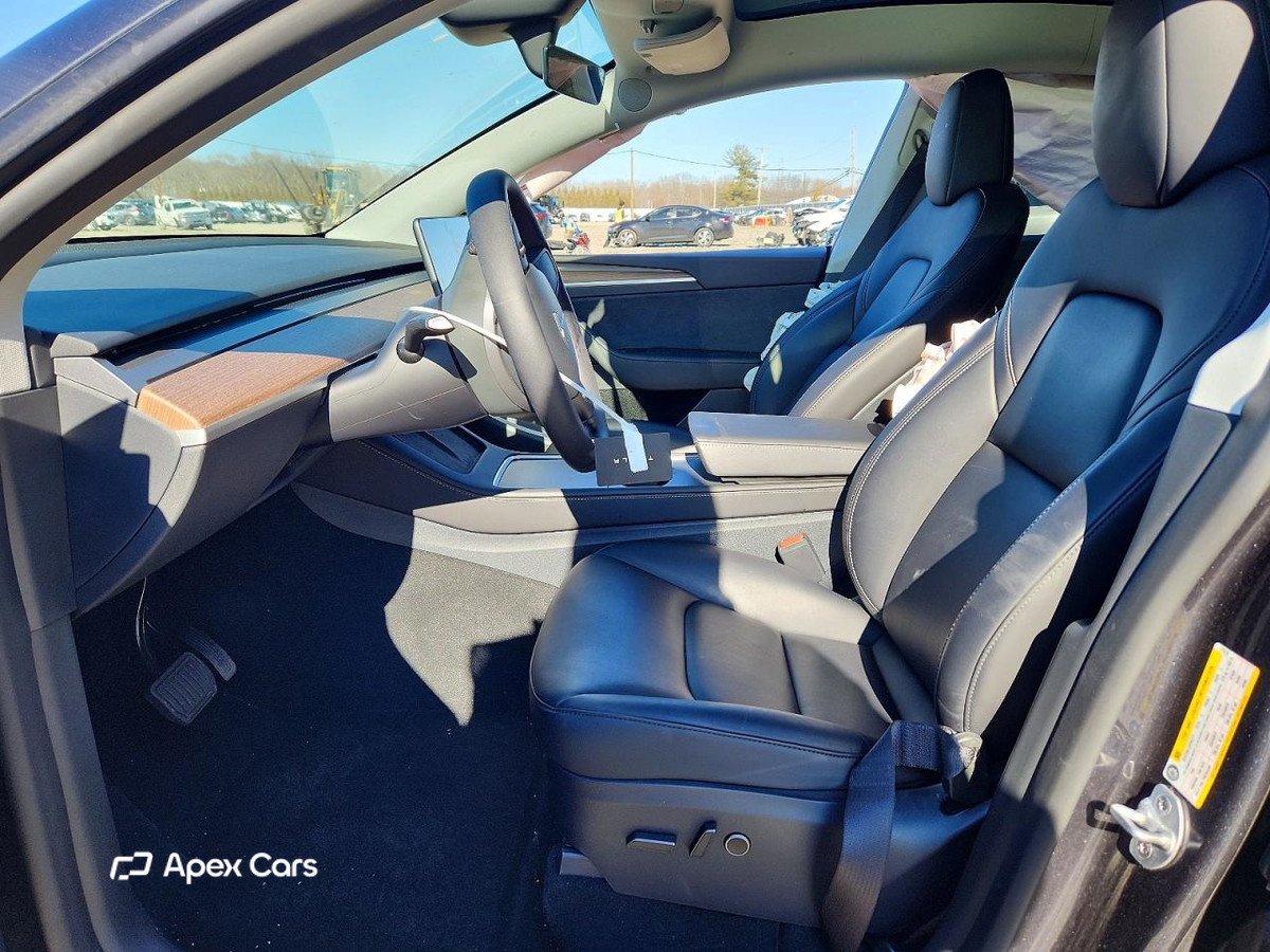 Tesla Model Y 2025