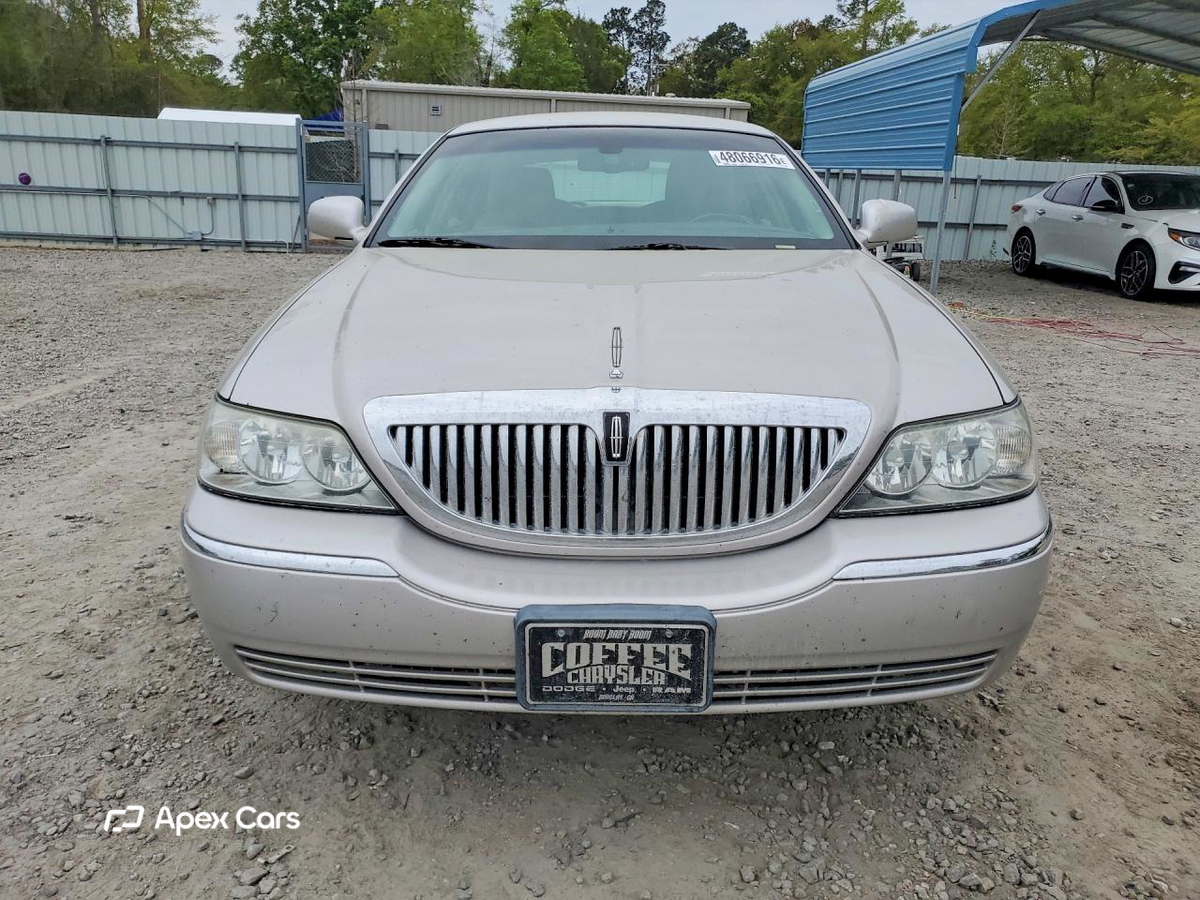 Lincoln Town Car 2011