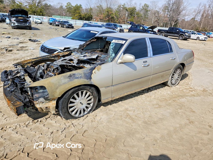 2004 Lincoln Town Car - Image 1 of 5