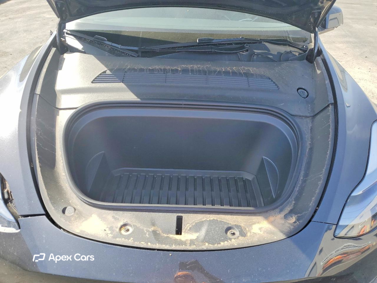 Tesla Model Y 2025
