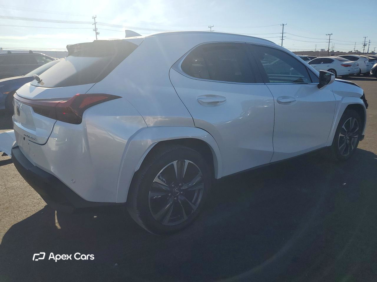 Lexus UX 2025